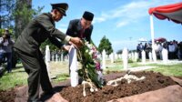 Mantan Gubernur Jawa Barat Nana Nuriana Dimakamkan di TMP Cikutra Mantan Gubernur Jawa Barat Nana Nuriana Wafat